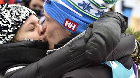 Iivo Niskanen suuteli puolisoaan Saana Kemppaista voiton kunniaksi.