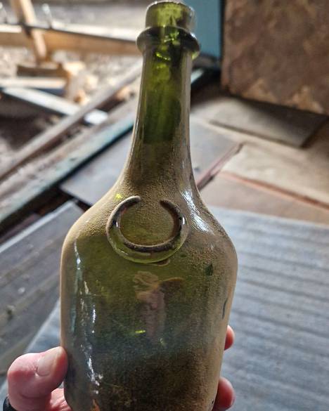 Lattian alta löytyi muun muassa tämä pullo.