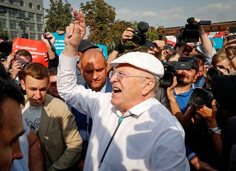 LDPR -puolueen puheenjohtaja Vladimir Žirinovski kampanjoi suunniteltua eläkeiän nostoa vastaan Moskovan keskustassa syksyllä 2018.