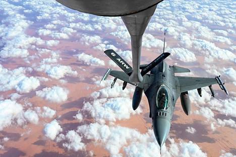 Yhdysvaltalaista F-16 -hävittäjää tankattiin ilmassa nimeämättömässä paikassa joulukuussa.