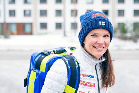 Olympiajoukkueen ylilääkäri Maarit Valtonen selässään hiihtomaajoukkueen lääkelaukku vuonna 2017. 