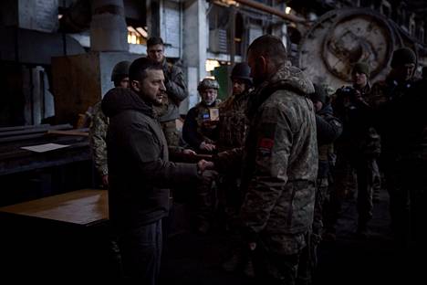 Ukrainan presidentti Volodymyr Zelenskyi vieraili Azomin tehtaalla joulukuun 20. päivänä palkitsemassa ukrainalaissotilaan.