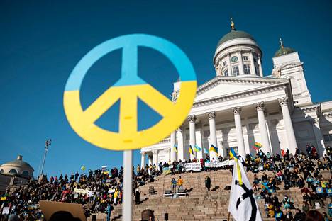 Äidit rauhan puolesta -kulkue keräsi noin 4 000 osallistujaa Helsingissä. Kulkueessa osoitettiin myötätuntoa ja tukea ukrainalaisten ja venäläisten sotilaiden sekä sodan jalkoihin jääneiden lasten äideille.