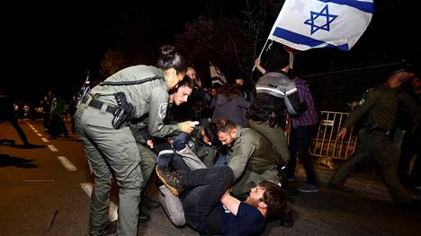 Poliisi otti kiinni mielenosoittajan Jerusalemissa sunnuntaina illalla.