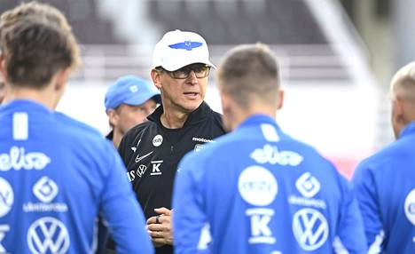 Suomen päävalmentaja Markku Kanerva antoi ohjeita pelaajille harjoituksissa 3. kesäkuuta.