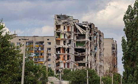 Venäjän hyökkäyksessä tuhoutuneita asuinrakennuksia Popasnassa Luhanskissa 14. heinäkuuta. 