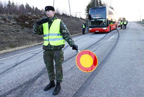 Mökkimatkat olisivat sallittuja eikä Uudenmaan rajoja valvottaisi jos hallitus päättää ottaa käyttöön liikkumisrajoitukset. Varusmies valvoi liikennettä Loviisan Ahvenkoskella 28. maaliskuuta.