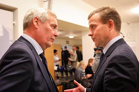 Sdp:n puheenjohtaja Antti Rinne (vas.) ja kokoomuksen puheenjohtaja Petteri Orpo keskustelivat eduskunnassa kesällä 2017.