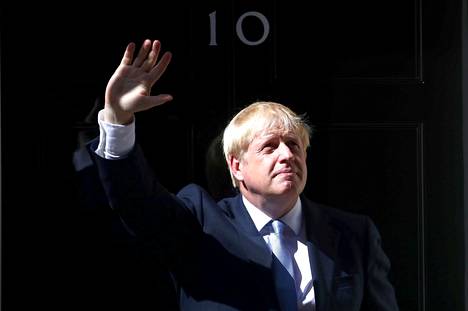 Tuore pääministeri Boris Johnson vilkutti keskiviikkona pääministerin virka-asunnon edestä.