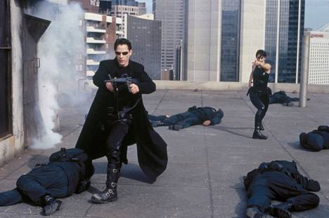 Keanu Reeves ja Carrie-Ann Moss ensimmäisessä Matrix-elokuvassa (1999).