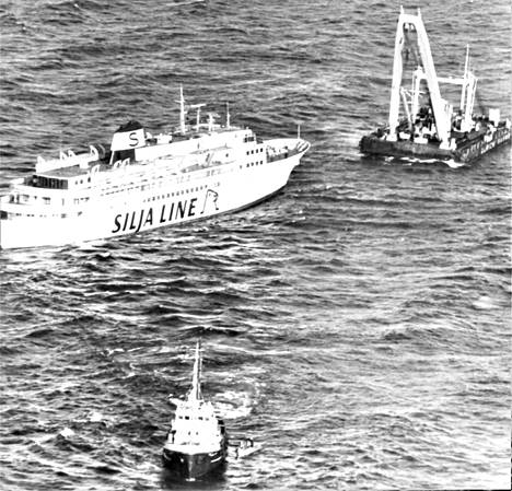 Yksi ponttooninosturi riitti irrottamaan Svea Jarlin karilta. Alus hinattiin yöksi ankkuripaikkaan, josta se perjantaina viedään Tukholmaan.