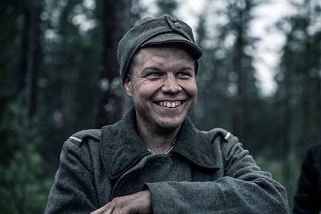 Näyttelijä Hannes Suominen esittää Tuntemattoman sotilaan kolmannessa versiossa sotamies Vanhalaa.
