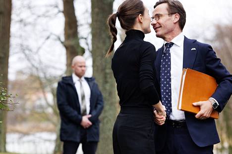 Pääministeri Sanna Marin ja Ruotsin uusi pääministeri Ulf Kristersson kättelivät Kesärannan pihalla.