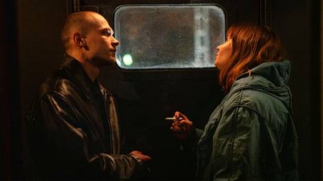 Ljoha (Juri Borisov) ja Laura (Seidi Haarla) tapaavat junassa ja ystävystyvät Juho Kuosmasen elokuvassa Hytti nro 6. 