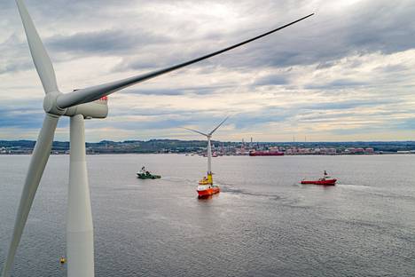 Kelluvan Hywind Tampen -tuulipuiston turbiineja hinattiin merelle Norjassa toukokuussa.