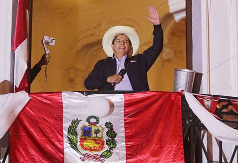 Robert Castillo tervehti kannattajiaan Perun pääkaupungissa Limassa maanantaina 7. kesäkuuta.