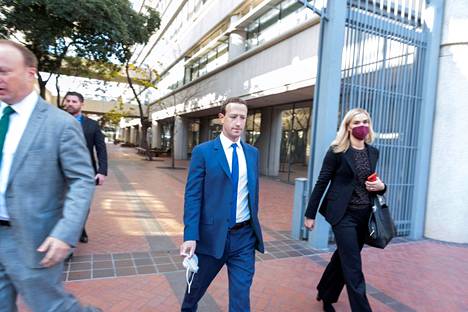 Metasta tulee tehokkaampi ja nopeampi, lupaa Mark Zuckerberg. Kuvassa Zuckerberg lähtee asianajajineen oikeustalolta, jossa käsiteltiin Metan tekemää yritysostoa 20. joulukuuta 2022.