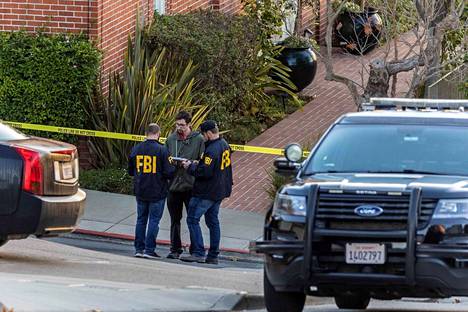 Liittovaltion poliisin tutkijat Nancy ja Paul Pelosin kodin edustalla San Franciscossa 28. lokakuuta.