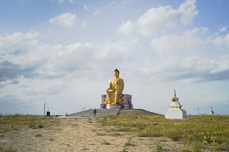 Самая высокая статуя Будды в Европе находится на окраине Лагани.