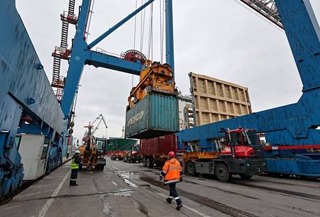 EU:ta on huolestuttanut jo pidempään, että Venäjä kiertää pakotteita muun muassa Aasiassa sijaitsevien maiden kautta tapahtuvan tuonnin avulla. Kuva on otettu huhtikuussa Vladivostokin satamassa.