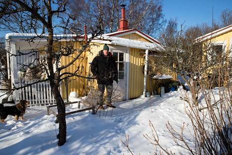 Vesa Salminen yöpyy siirtolapuutarhamökissään talvellakin ja ihmettelee,  miksei niissä voisi asua – ”Sääntö-Suomi, vähän liikaa varoitellaan ja  holhotaan” - Kaupunki 