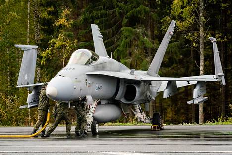 F/A-18 Hornet -hävittäjä kuumatankkauksessa maantietukikohtaharjoituksessa Joutsassa syyskuussa 2022.