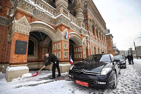 Ranskan suurlähetystössä Moskovassa varauduttiin maanantain neuvottelukuljetuksiin.