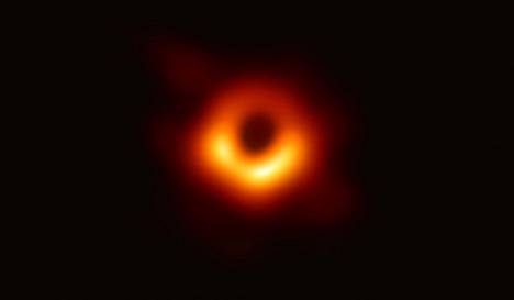 Ensimmäinen kuva mustasta aukosta koostettiin usean radioteleskoopin keräämistä tiedoista. Säteilevä plasma kiertää tapahtumahorisonttia, joka erottuu ikään kuin varjona keskellä. Sen sisään mahtuisi helposti koko Aurinkokunta.