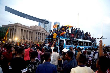 Hallitusta tukevia mielenosoittajia kerääntyi pääministerin asunnon eteen maanantaina Colombossa.