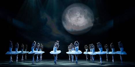 Joutsenlammesta esitetään Kansallisbaletissa David McAllisterin koreografiaa, joka pohjautuu osittain Marius Petipan ja Lev Ivanovin kuuluisaan koreografiaan vuodelta 1895.