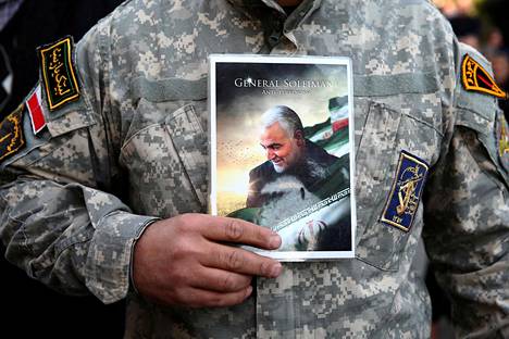 Iranilainen sotilas piti Qassim Suleimanin kuvaa rinnallaan mielenosoituksessa perjantaina Teheranissa.