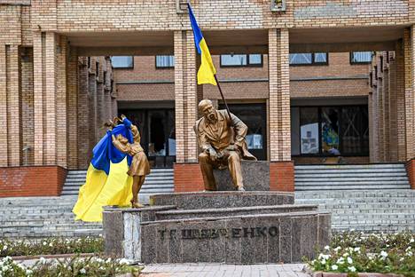 Ukrainan liput oli asetettu patsaiden päälle takaisin vallatussa Balaklijan kaupungissa. Kuva on otettu lauantaina 10. syyskuuta.
