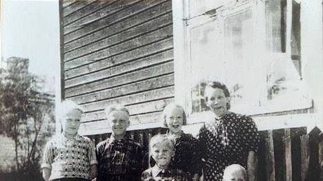 Taisto Oikkonen (oik.) neljävuotiaana äidin ja sisarusten kanssa 20.7.1944 ennen evakkoon lähtöä Rovaniemellä.