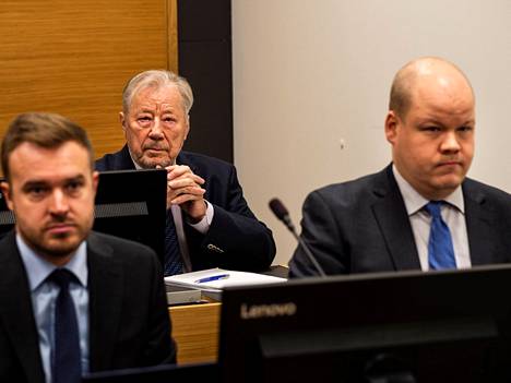 Keijo Kopra (center) was charged in the Päijät-Häme District Court in Lahti in October.  Assistants Heikki Wahlroos (left) and Tero Kovanen were present at the session.