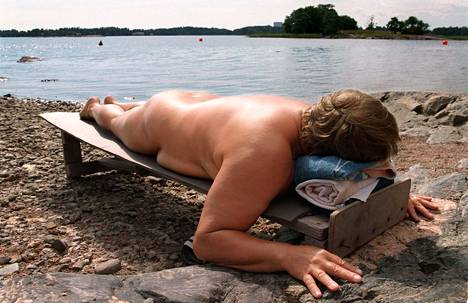 Seurasaaressa on uitu alasti jo yli sata vuotta. Kuva uimalan vakikävijästä on vuodelta 1997.