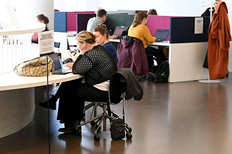 Opiskelijoita kuvattiin Helsingin yliopiston kirjastossa 2022.
