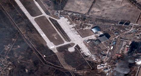 Blacksky-.yhtiön satelliitin kuvassa on Antonovin lentokenttä. Sinne on ollut sijoitettuna maailman suurin lentkone Antonov An-225 Mriya, joita on tehty yksi. Sen kerrotaan vahingoittuneen hyökkäyksessä. 
