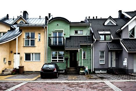 Yards, terraces and good transport connections attract you to Espoo.  The picture shows the houses of Säterinmetsä.