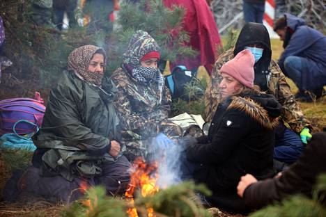 Siirtolaiset yrittivät pysyä lämpiminä Valko-Venäjän ja Puolan rajalla 8. marraskuuta.