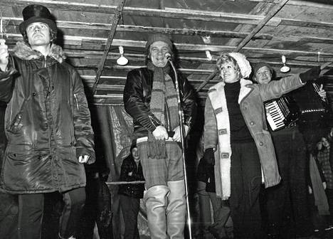 Espoon muuttumista kaupungiksi juhlittiin Soukassa 31. joulukuuta 1971. Matti Kuusla (vas.), Jukka Virtanen ja Marjatta Leppänen olivat vauhdissa Espoo-show’ssaan.