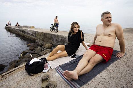 Ольга Китченко и Александр Кузнецов на волноломе пляжа Аркадия. На сам пляж нельзя. Фото: Юхани Нииранен / HS
