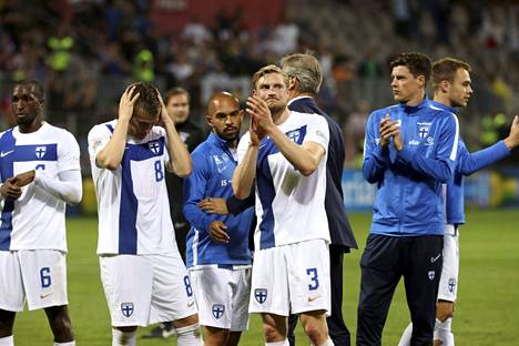 Suomen pelaajat kiittivät kannattajia Bosnia ja Hertsegovinalle kärsityn 2–3-tappion jälkeen 14. kesäkuuta.
