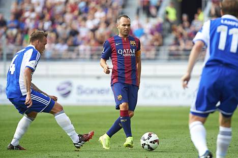 Andrés Iniesta pelasi Barcelonassa, kun joukkue kohtasi HJK:n harjoitusottelussa vuonna 2014. Barcelona voitti 6-0.