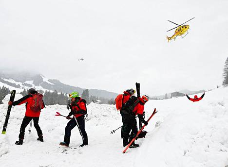 Lumivyörypelastajat työskentelivät Fieberbrunnissa, Kitzbuhelin alueella Tirolissa lauantaina. 