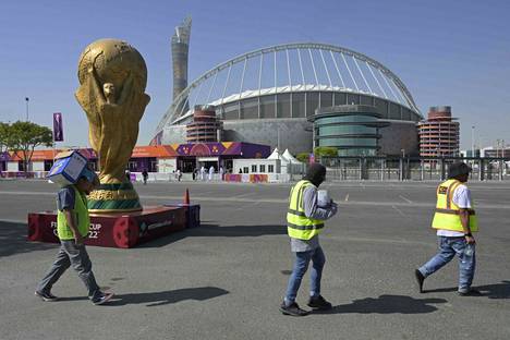 Miesten jalkapallon MM-kisat pidetään Qatarissa, jota on kritisoitu muun muassa siirtotyöläisten huonoista oloista.