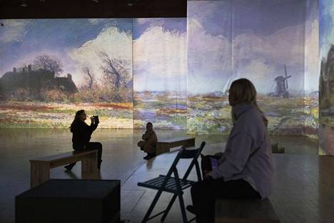 Liisa Alarto ja Netta Alarto istuivat ihailemassa Claude Monet’n teoksia Monet2Klimt-projisointinäyttely Arabiassa maanantaina. 
