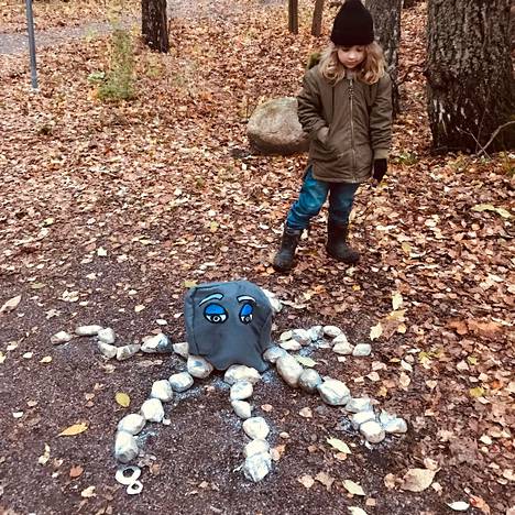 Arvo Kaarna, 5, ideoi ja auttoi toteuttamaan halloween-katua Tapanilaan.