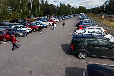 Liityntäpysäköinti jakaa matkalaisia Espoossa: Juna-asemien parkkipaikat  ruuhkautuvat, metrojen liityntäasemilla tyhjempää ja syykin on selvä - Espoo  