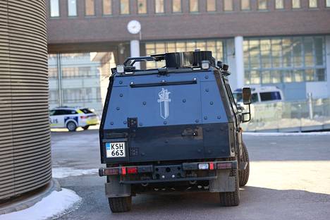 Katujengejä koskevassa oikeudenkäynnissä oli raskas poliisivarustus Helsingissä maaliskuussa 2022.