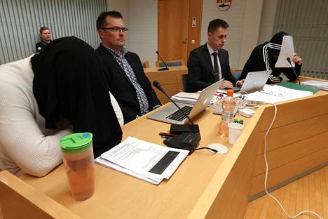 Jimmy Leinonen (vas.) ja varatuomari Tuukka Tieksola sekä asianajaja Markus Pöhö ja Harri Hietamäki Rovaniemen hovioikeuden istunnossa helmikuussa 2020.